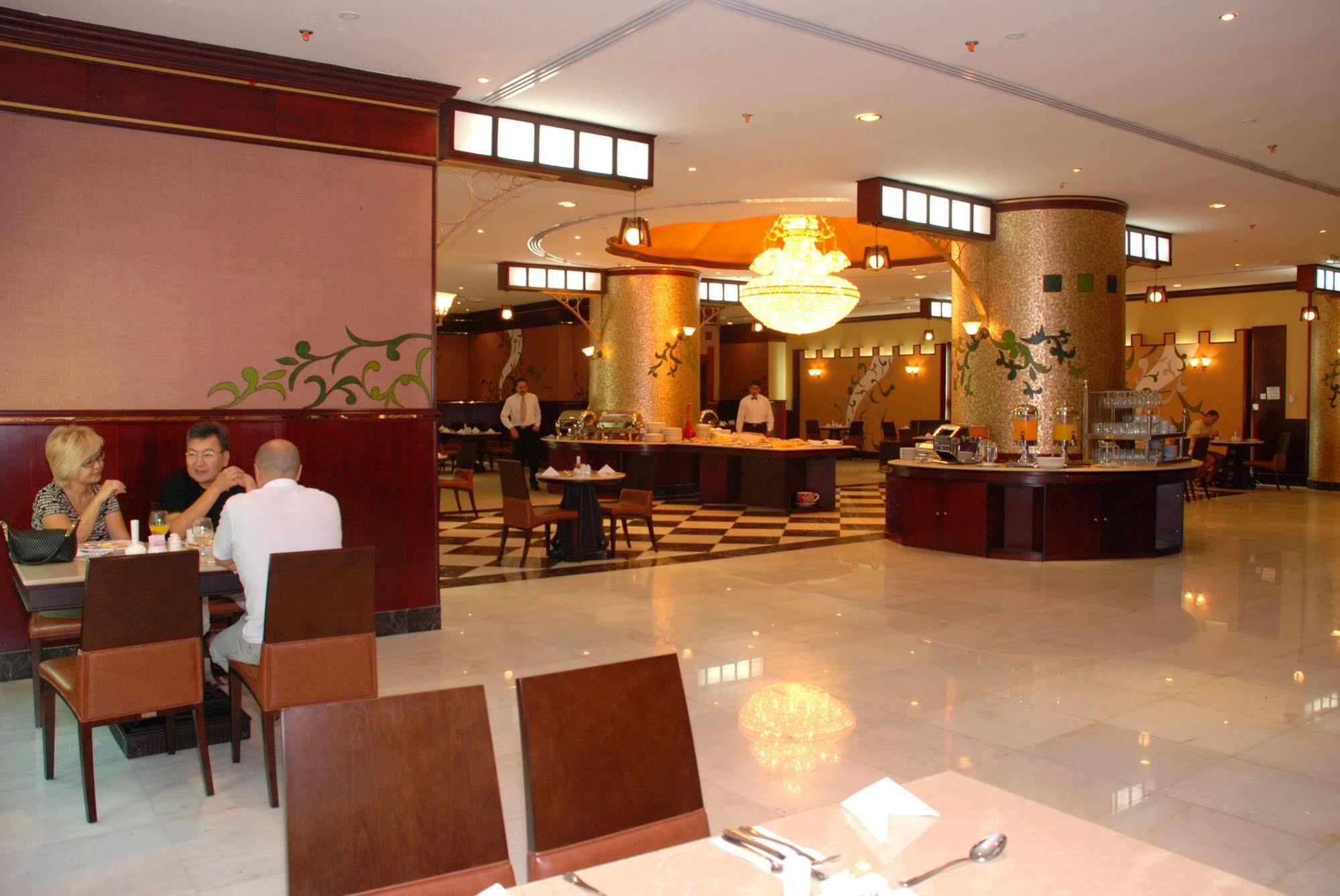 Al Bustan Tower Hotel Suites Sharjah Exterior foto