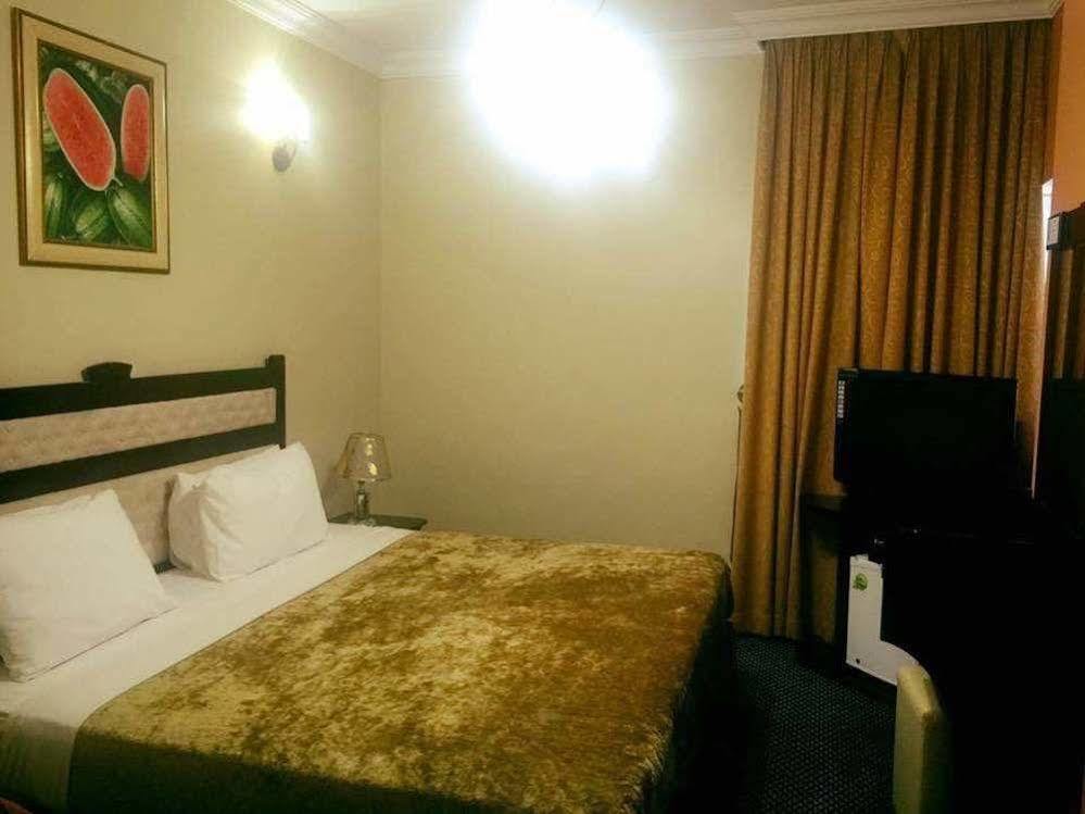 Al Bustan Tower Hotel Suites Sharjah Exterior foto
