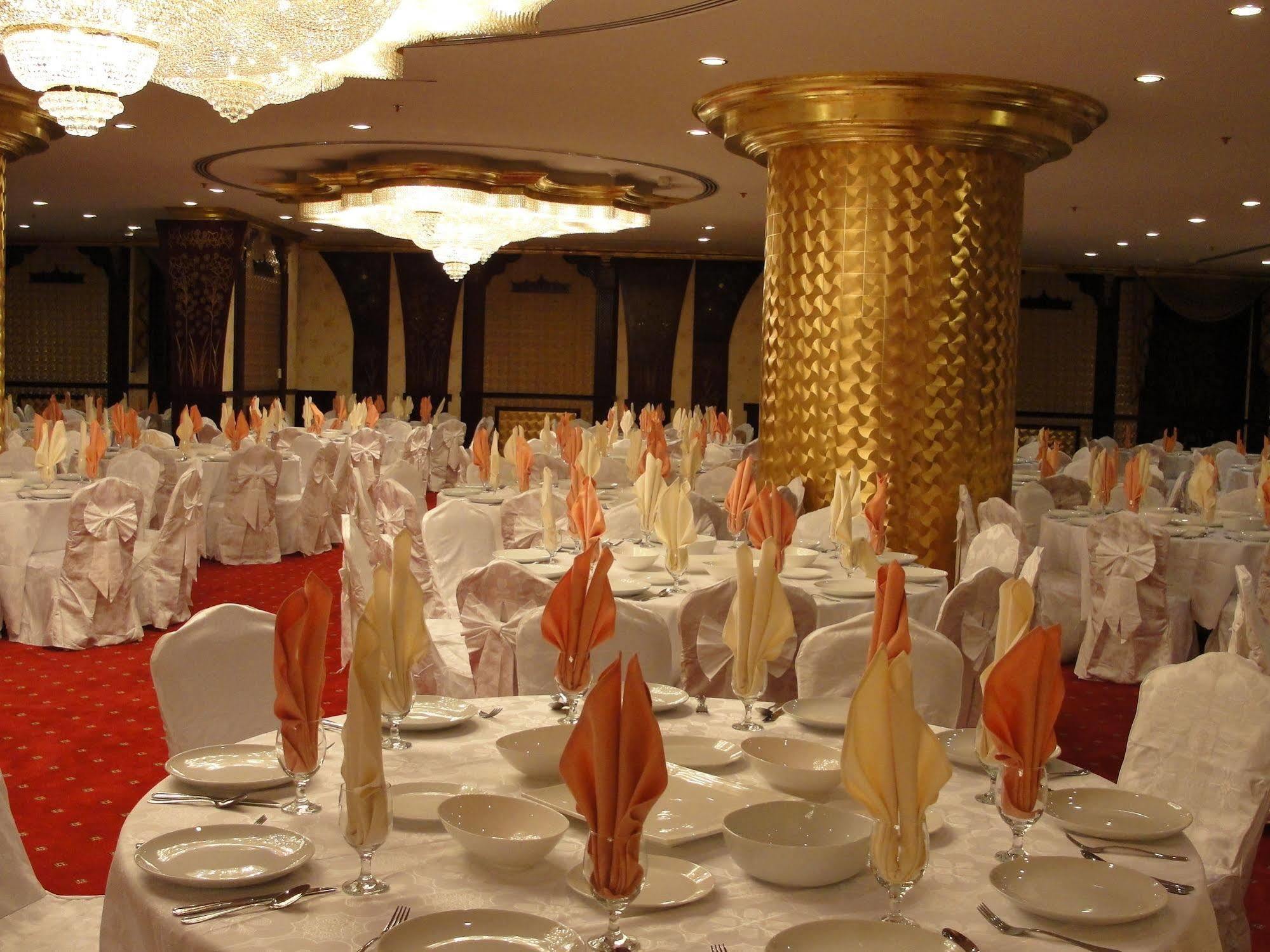 Al Bustan Tower Hotel Suites Sharjah Exterior foto